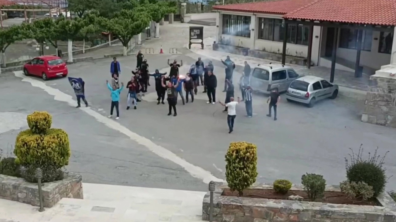 Αναστάτωση σε ποδοσφαιρικό αγώνα του Ρεθύμνου – Οπαδός έβγαλε όπλο και το σήκωσε στον αέρα