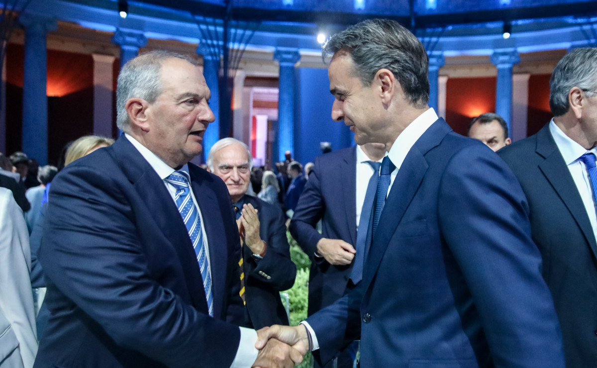 Συνθήματα της ΔΑΠ στο Ρέθυμνο υπέρ του Καραμανλή!