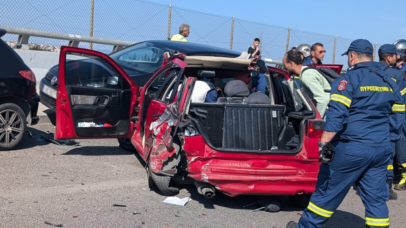 Σοβαρό τροχαίο στην Κάντζα: Λεωφορείο παρέσυρε αυτοκίνητο – Τραυματίστηκε σοβαρά ο οδηγός του ΙΧ (φωτο)