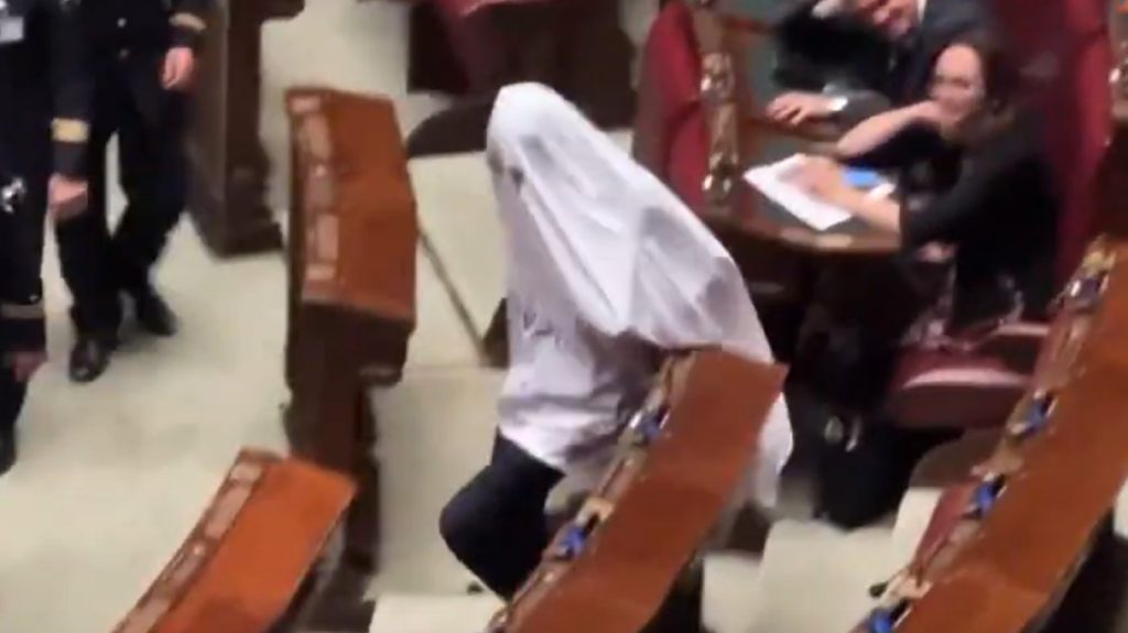 Βουλευτής στην Ιταλία εμφανίστηκε ως… φάντασμα και αποβλήθηκε από τη Βουλή (βίντεο)