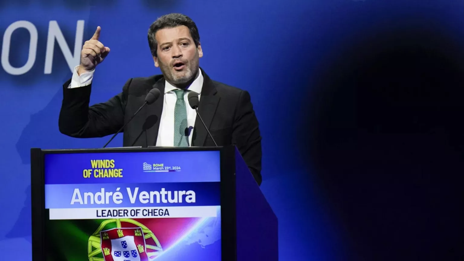 Πορτογαλία: H στιγμή που ο ηγέτης του κόμματος Chega καταρρέει σε προεκλογική συγκέντρωση (βίντεο)