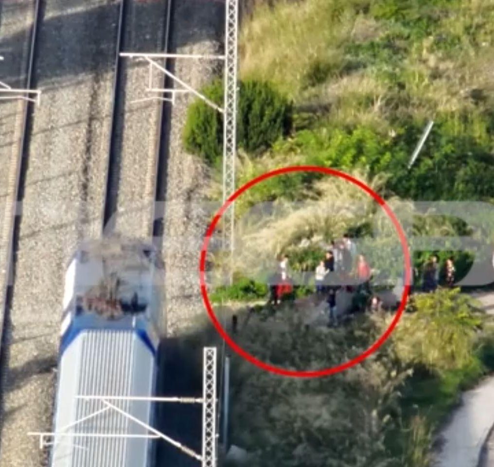 Βίντεο ντοκουμέντο: Ρομά κλέβουν μέταλλα από τις σιδηροδρομικές γραμμές εν ώρα διέλευσης τρένων