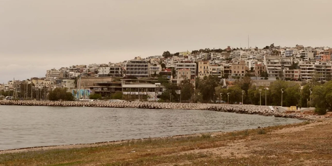 Καιρός: «Πνίγηκε» στην αφρικανική σκόνη η Αττική – Δείτε φωτογραφίες 