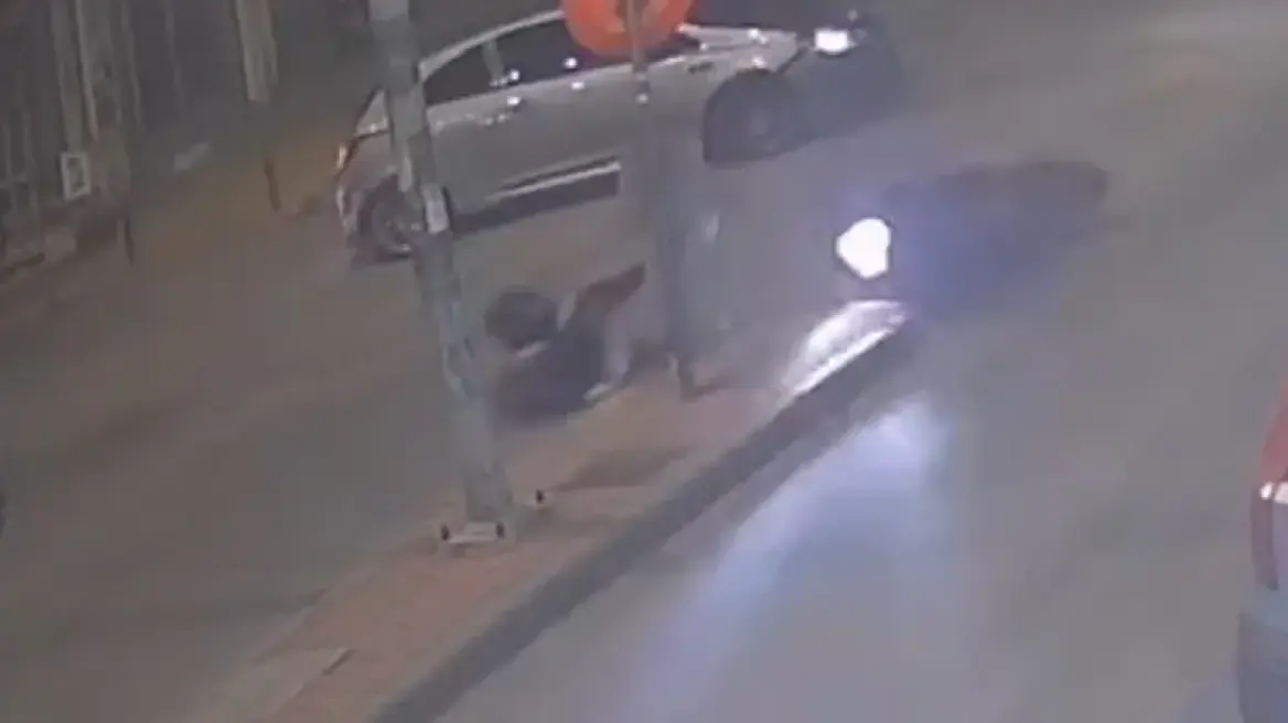 Βίντεο: H στιγμή που ΙΧ συγκρούεται με μηχανή στη Θεσσαλονίκη – Ο αναβάτης «εκσφενδονίστηκε» από το δίκυκλο