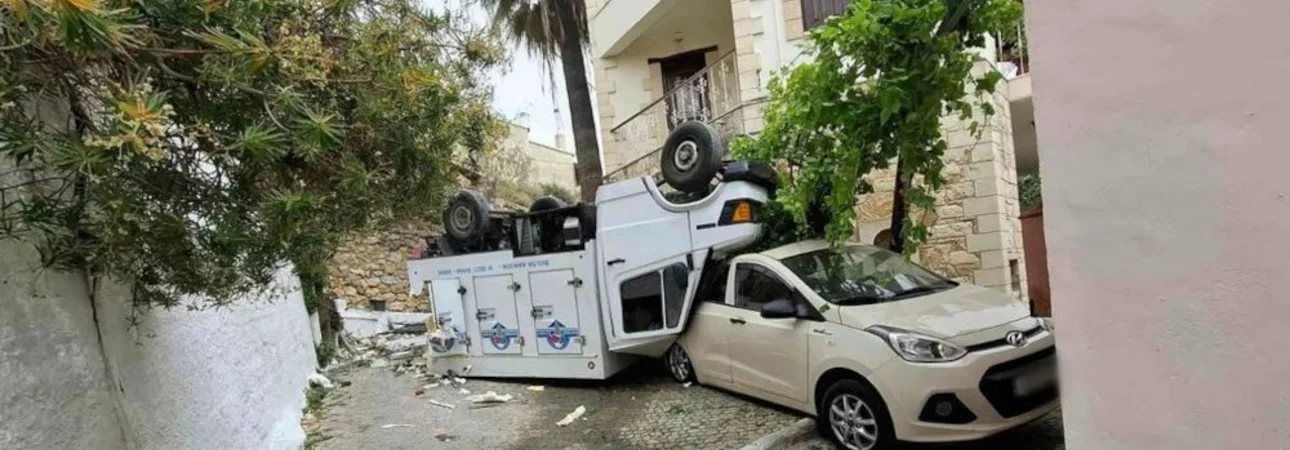 Χανιά: Φορτηγό τούμπαρε και «καρφώθηκε» σε παρκαρισμένο ΙΧ (φωτο)