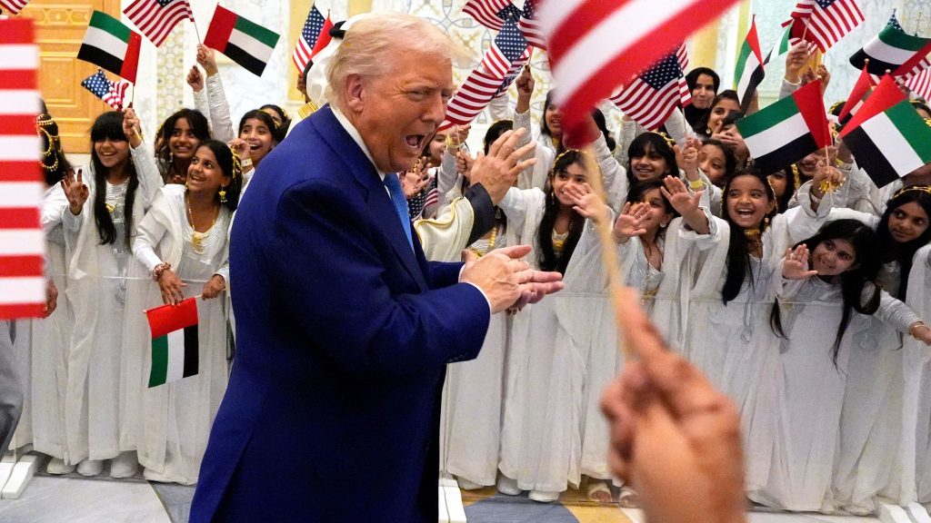 Σαν σταρ του Χόλυγουντ υποδέχθηκαν τον Ντόναλντ Τραμπ στα Ηνωμένα Αραβικά Εμιράτα (βίντεο)