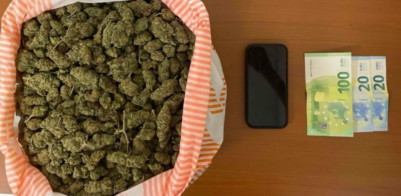 Συνελήφθη στη Θεσσαλονίκη διακινητής ναρκωτικών που δρούσε ως «κούριερ»: Τον εντόπισαν με 1,5 κιλό κάνναβης (φωτο)