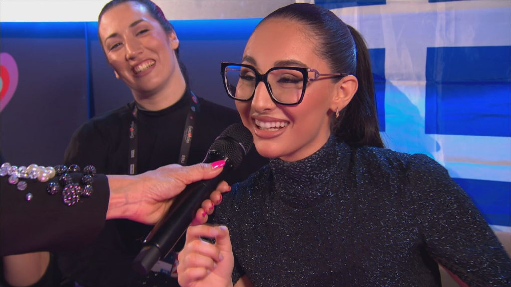 Ξετρελάθηκε με τα γυαλιά της Κλαυδίας η Ελβετή παρουσιάστρια της Eurovision (βίντεο)