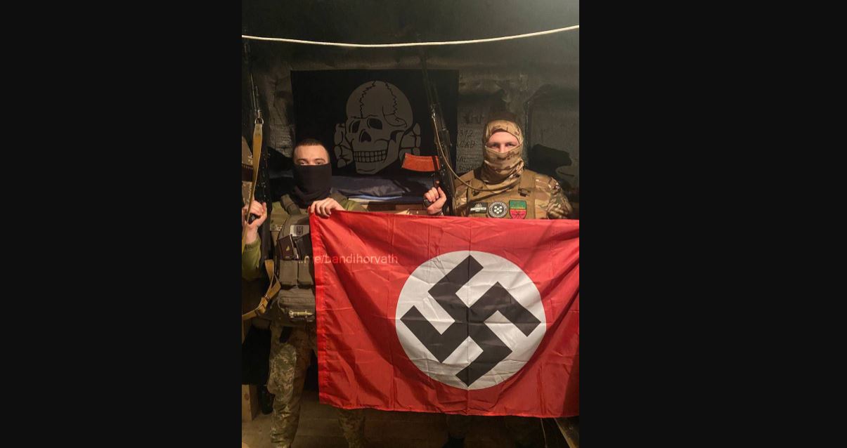 Πολωνοί μισθοφόροι των Ουκρανών φωτογραφίζονται με τη ναζιστική σημαία… και λίγο αργότερα εξοντώνονται (βίντεο)