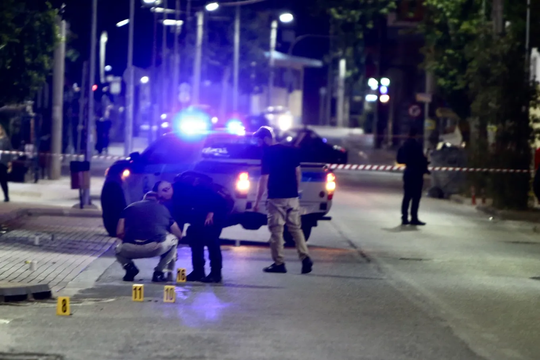 Πυροβολισμοί στα Άνω Λιόσια: Ο διάλογος του 42χρονου με την ΕΛ.ΑΣ αμέσως μετά το «γάζωμα» του αυτοκινήτου του