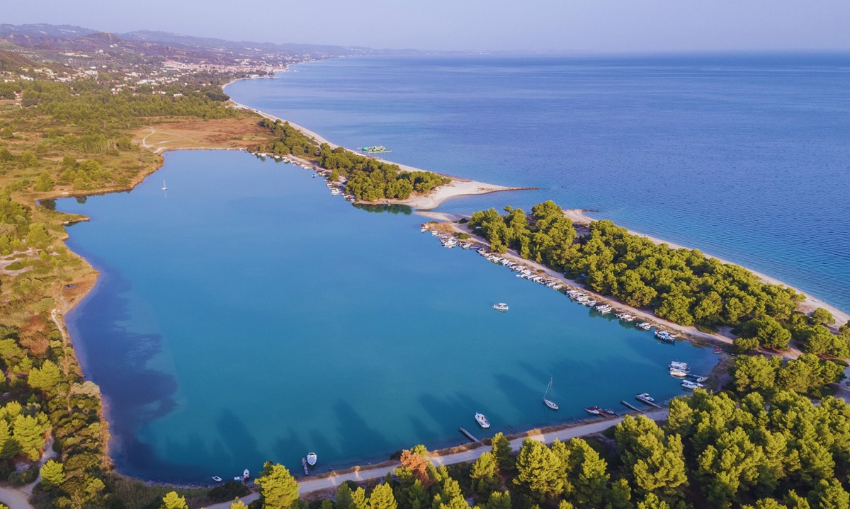 Αυτή είναι η παραλία στην Χαλκιδική που ψηφίστηκε ως «η καλύτερη» στην Ευρώπη (βίντεο)