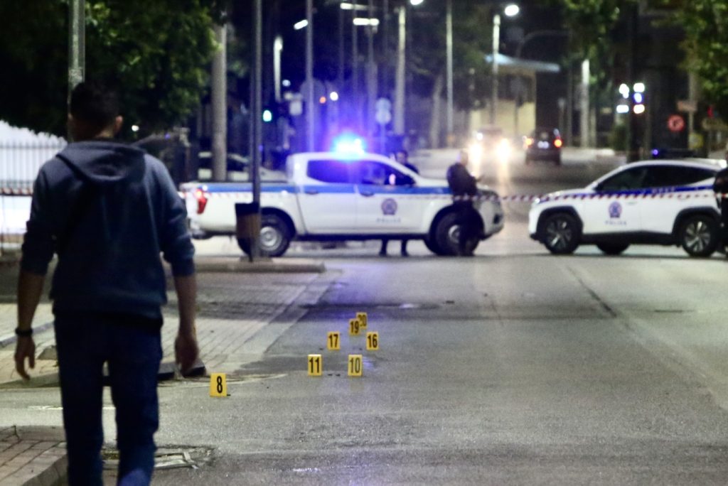 «Μαφιόζικη κίνηση το χτύπημα με ΑΚ-47 Καλάσνικοφ στο θωρακισμένο ΙΧ του 42χρονου στα Άνω Λιόσια» λένε πηγές της ΕΛΑΣ