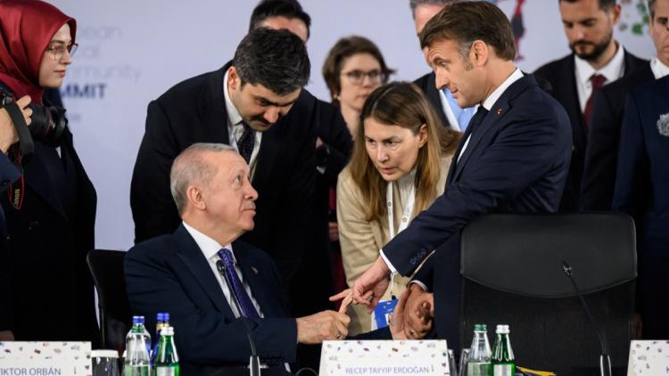 Χειραψία «δακτύλου« Ερντογάν-Μακρόν: Για «ταπείνωση» του Γάλλου πρόεδρου κάνουν λόγο τουρκικά ΜΜΕ