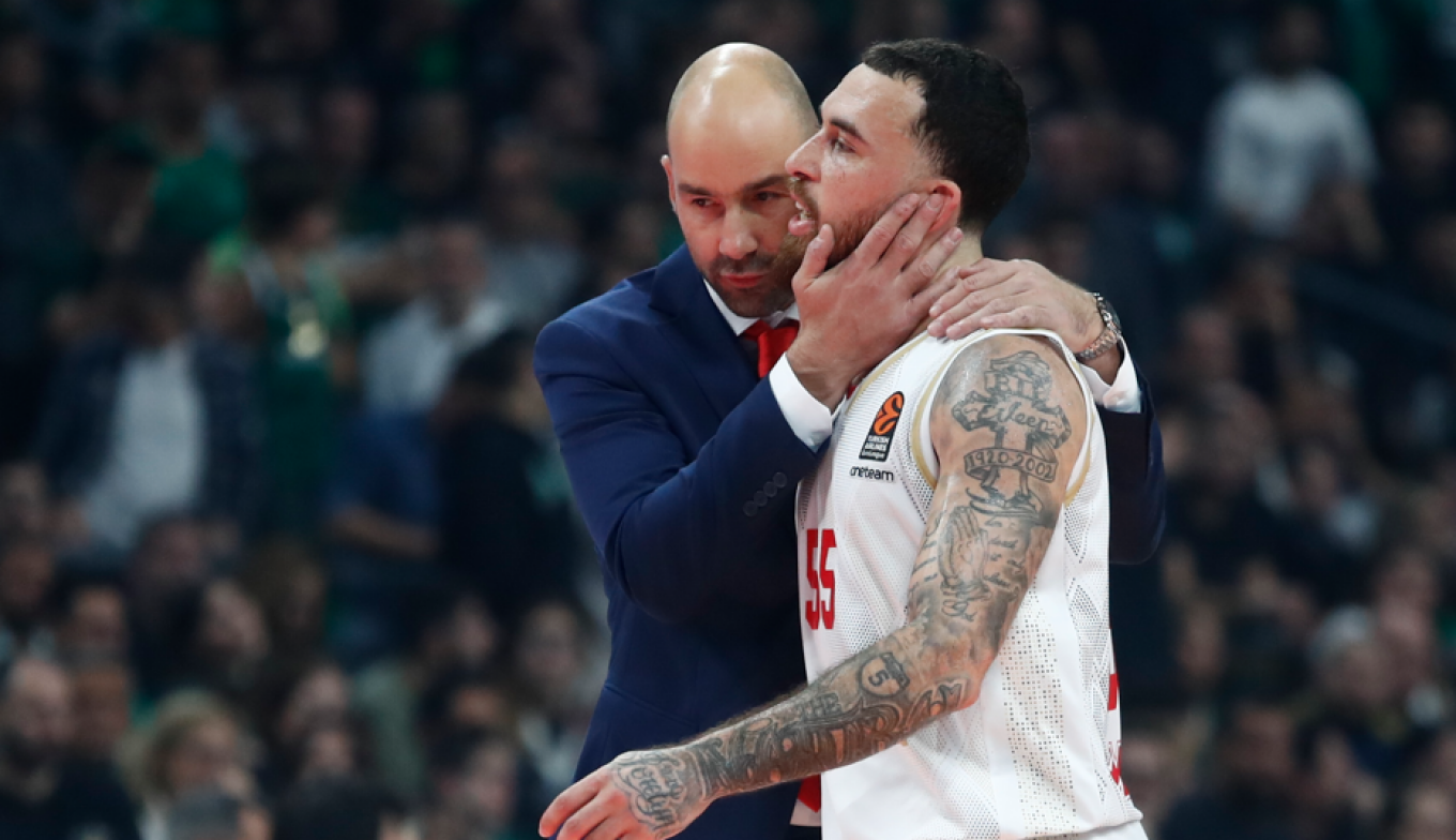 Έντονο λεκτικό επεισόδιο μεταξύ του Βασίλη Σπανούλη & του Μάικ Τζέιμς λίγες μέρες πριν το παιχνίδι με τον Ολυμπιακό