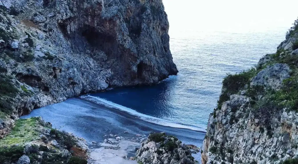 Εύβοια: Η μυστική παραλία με τα γαλάζια νερά και το ψιλό βοτσαλάκι