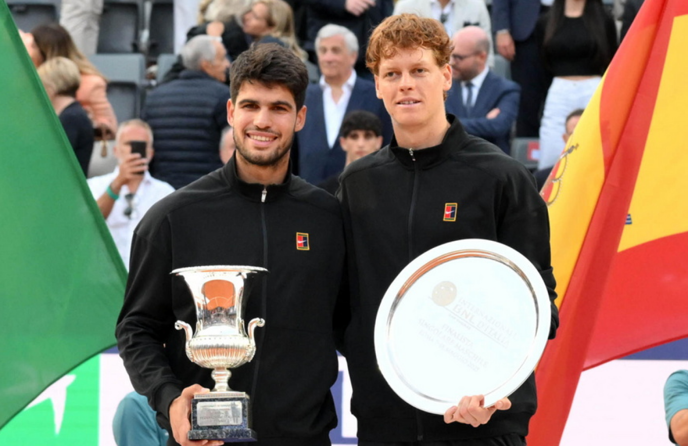 Γιάνικ Σίνερ – Κάρλος Αλκαράθ 0-2: Τον «πάτησε» μέσα στην έδρα του ο Ισπανός και «άλωσε» τη Ρώμη (βίντεο)