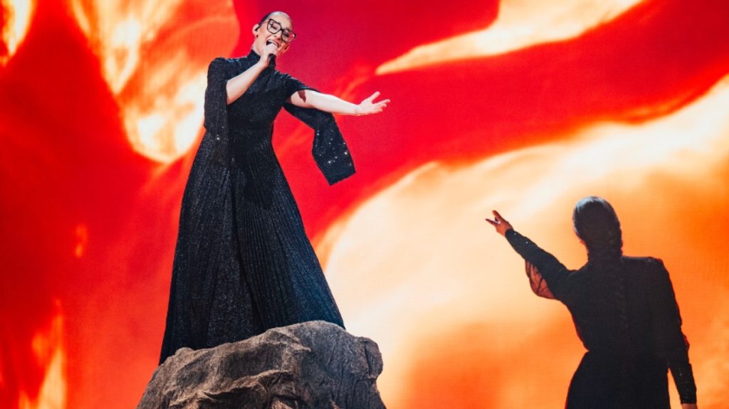 Ποια είναι η μαυροφορεμένη γυναίκα της «Αστερομάτας» που συνόδευσε την Κλαυδία στη σκηνή της Eurovision (βίντεο)