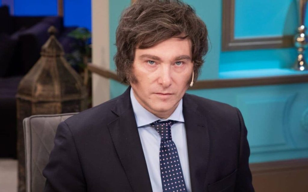 Βίντεο: Ο Αργεντίνος πρόεδρος Χ.Μιλέι γίνεται έξαλλος όταν δημοσιογράφος του φέρνει το μικρόφωνο στο πρόσωπο!