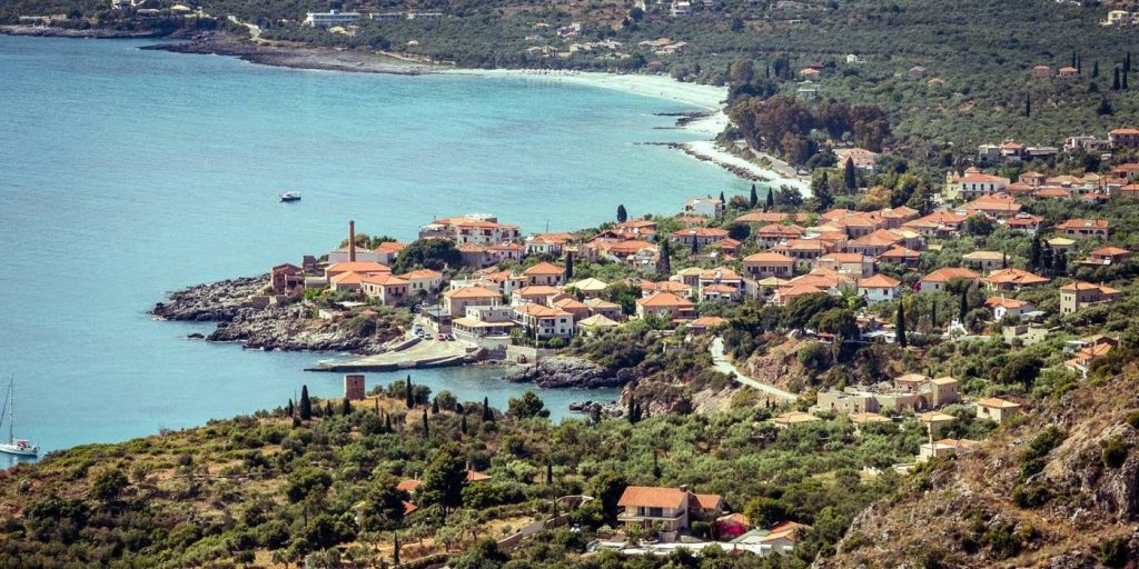 Καρδαμύλη: Ο γραφικός οικισμός στη Μεσσηνία που συνδυάζει θάλασσα και βουνό (φώτο)