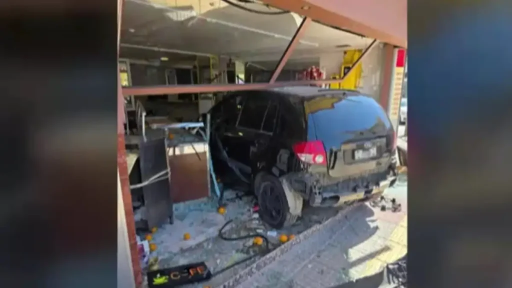 Περιστέρι: 22χρονη «καρφώθηκε» με το αυτοκίνητο σε κατάστημα