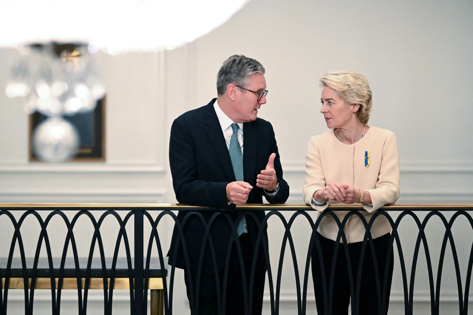 Πρώτη διμερής σύνοδος Βρετανίας – ΕΕ μετά το Brexit: Στο τραπέζι η άμυνα