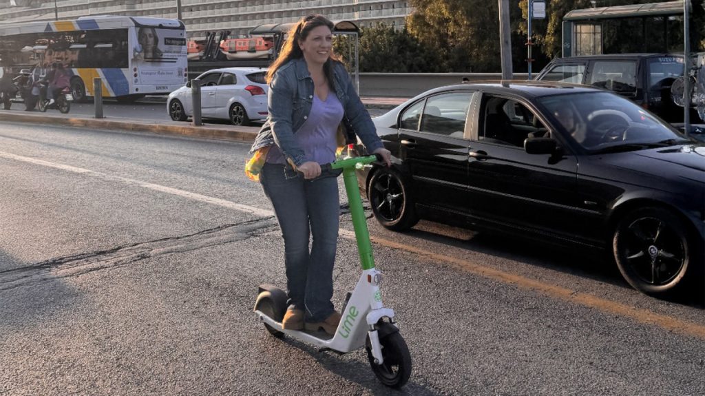 Ανέμελη η Ζωή Κωνσταντοπούλου κάνει βόλτα με ηλεκτρικό πατίνι – Δείτε φωτογραφία