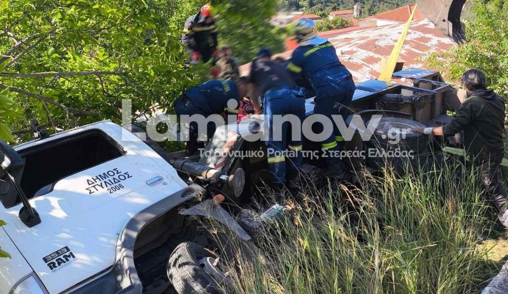 Λαμία: Καλαθοφόρο ανετράπη την ώρα που ηλεκτρολόγος άλλαζε τη λάμπα (φωτο)