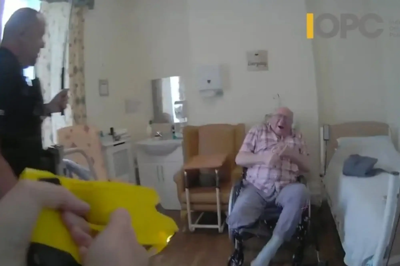 Βίντεο: Η στιγμή που αστυνομικοί στη Βρετανία κάνουν χρήση τέιζερ και ψεκάζουν με σπρέι πιπεριού 92χρονο