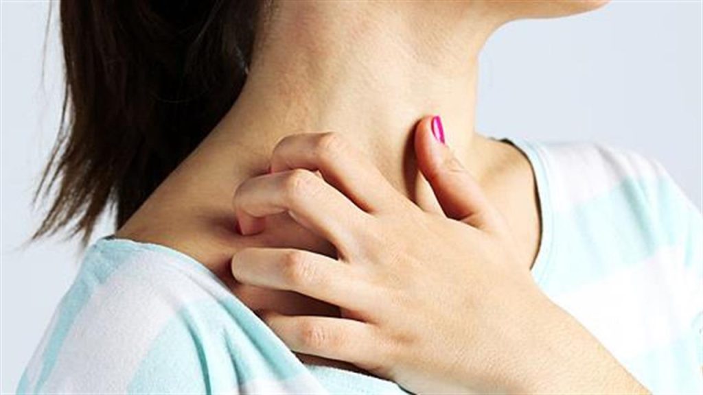 Φαγούρα στο λαιμό: Αυτές είναι οι πιθανές αιτίες