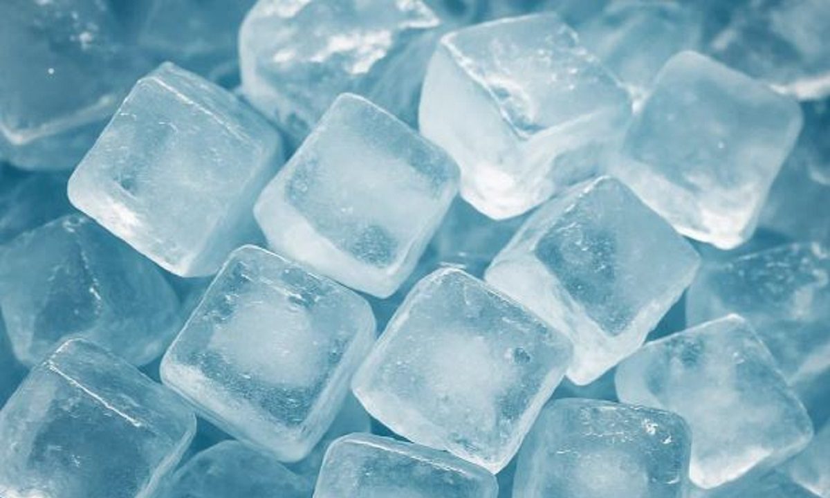 Δείτε πώς φτιάχνονται τα παγάκια που μπαίνουν στα ποτά (βίντεο)