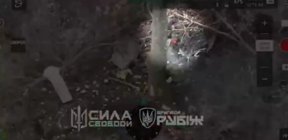 Συγκλονιστική στιγμή: Οι Ουκρανοί σκοτώνουν Ρώσο και ο σύντροφός του ανάβει τσιγάρο πάνω του