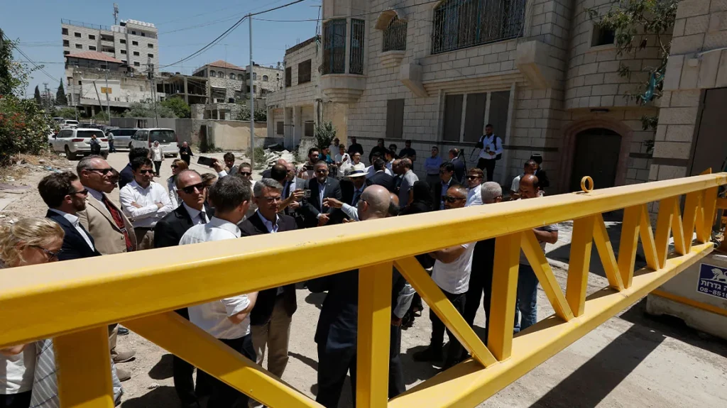 Ξένοι διπλωμάτες στη Δυτική Όχθη: Τους πήραν με τις σφαίρες «γιατί παρέκκλιναν» οι ισραηλινοί – Ζητούν απολογία