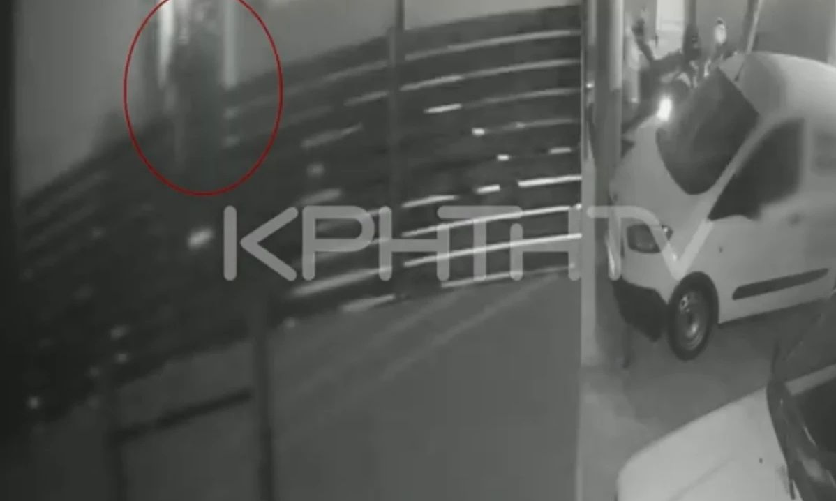 Βίντεο: Καρέ-καρέ η στιγμή που 33χρονη μητέρα πετά το βρέφος σε κάδο και απομακρύνεται ατάραχη