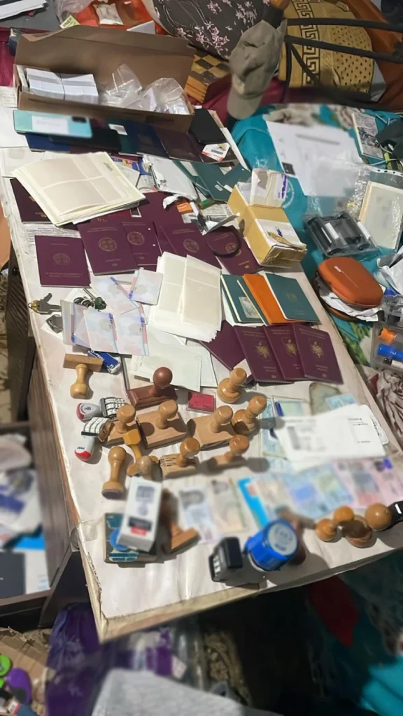 Επιχείρηση «Κέρβερος»: Βίντεο από την έφοδο της ΕΛΑΣ στα διαμερίσματα των δουλεμπόρων στην Αθήνα