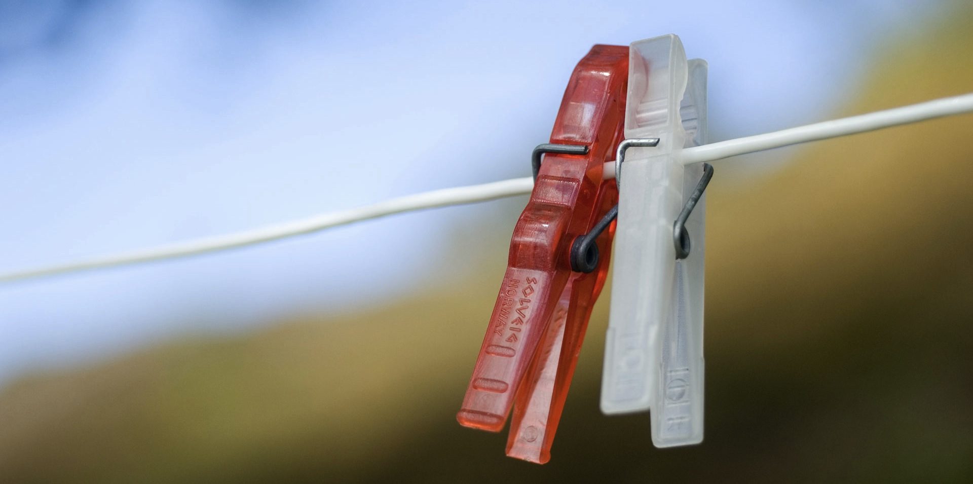 Σε τι χρησιμεύουν οι μικρές τρύπες στα μανταλάκια – Δείτε το βίντεο που έγινε viral