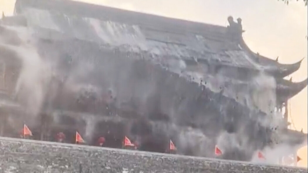 Βίντεο: Κατέρρευσε η στέγη παλατιού της δυναστείας των Μινγκ σην Κίνα