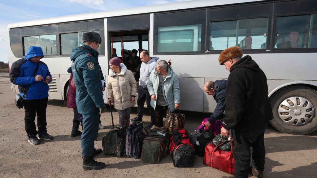 Οι Ουκρανοί επέστρεψαν στη Ρωσία 120 ομήρους που είχαν απαγάγει από το Κουρσκ