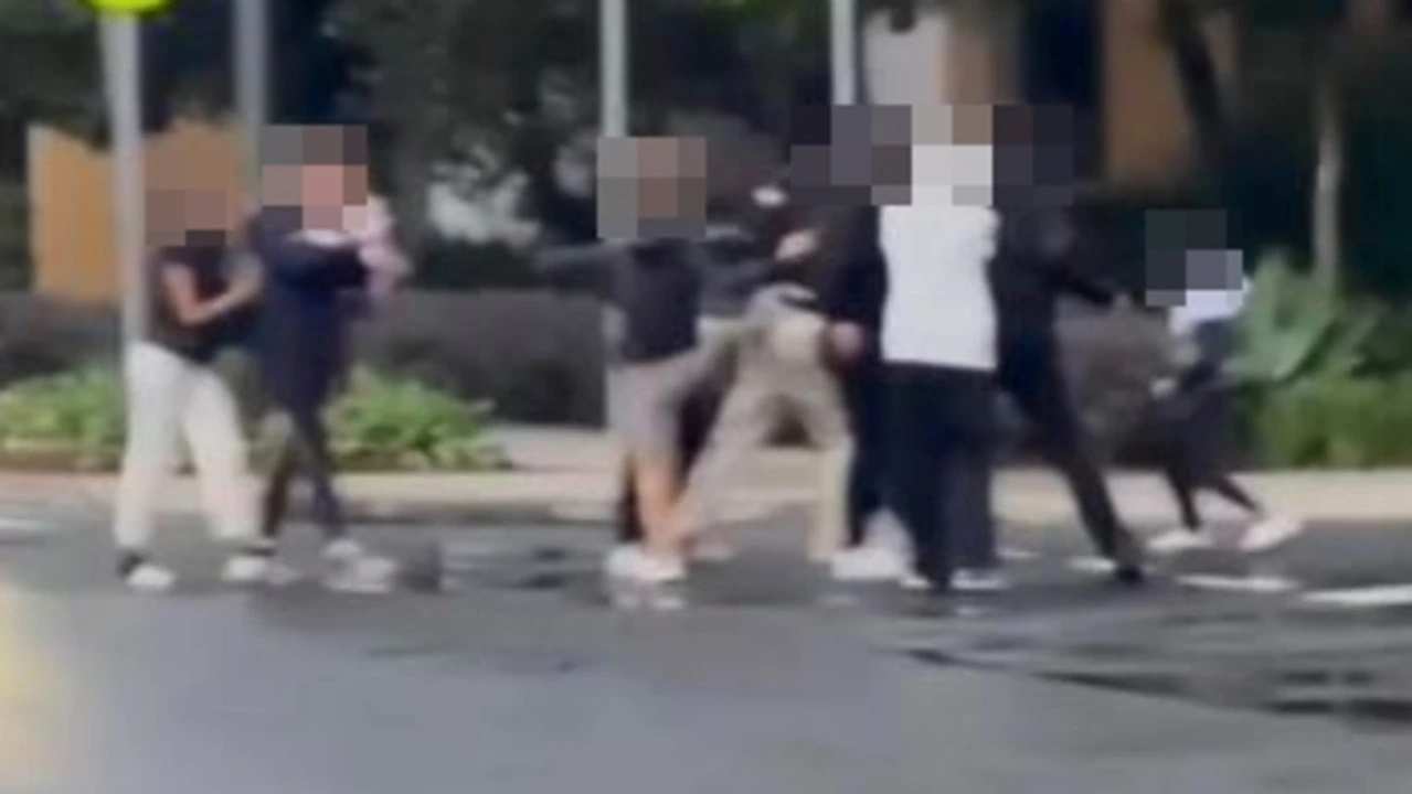 Εικόνες ντροπής στην Αυστραλία: Ομάδα 20 νεαρών Αυστραλών επιτίθεται άγρια σε ζευγάρι Κινέζων – Δείτε βίντεο