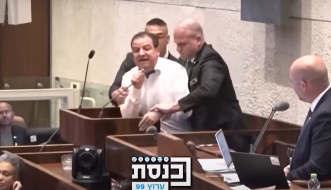 Αϊμάν Οντέχ: Τον πήραν και τον σήκωσαν από το βήμα της Κνεσέτ επειδή μίλησε για γενοκτονία στη Γάζα (βίντεο)