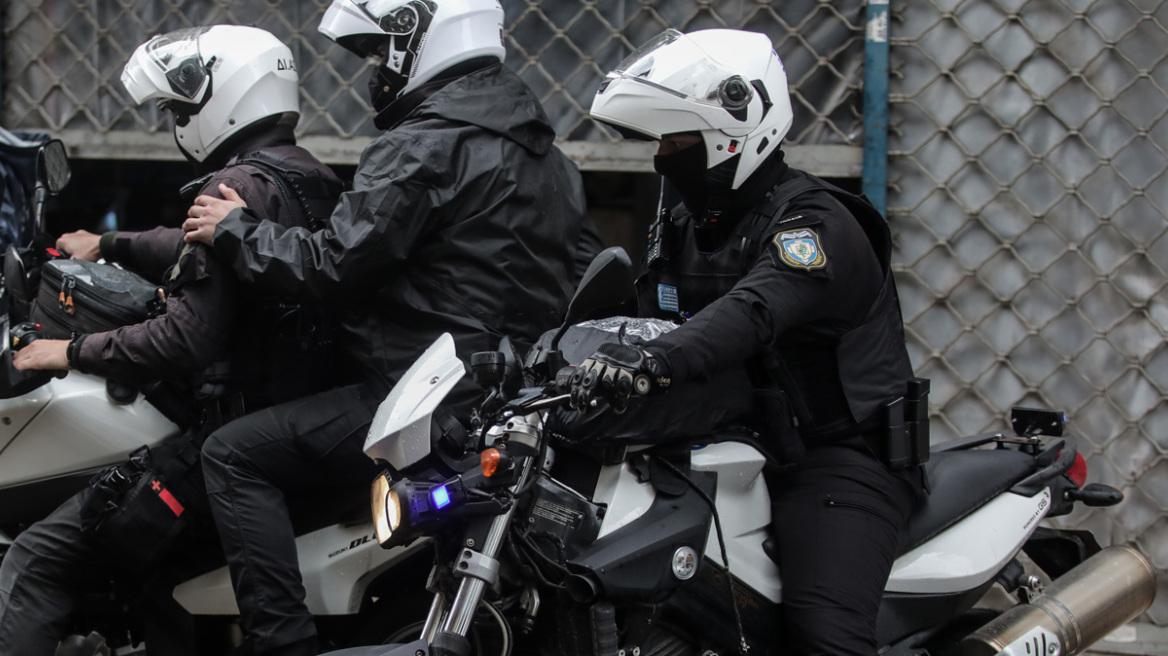 Κυνηγητό της Αστυνομίας με ΙΧ στην Πλατεία Βικτωρίας: Λίγο αργότερα το όχημα συγκρούστηκε με σταθμευμένα οχήματα