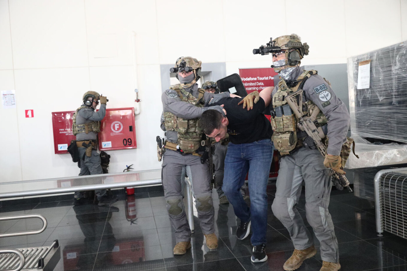 Η εντυπωσιακή άσκηση των Ειδικών Δυνάμεων στο λιμάνι του Πειραιά για την εξουδετέρωση τρομοκράτη – Δείτε φωτογραφίες