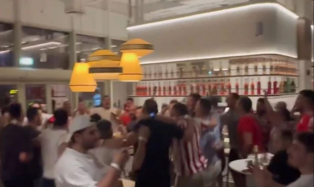 Βίντεο: Φίλοι του Ολυμπιακού «μετέτρεψαν» νυχτερινό μαγαζί στο Άμπου Ντάμπι σε ΣΕΦ με τα τραγούδια τους