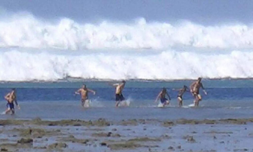 Συγκλονιστικές φωτογραφίες τουριστών που τρέχουν να σωθούν από το τσουνάμι στην Ινδονησία το 2004