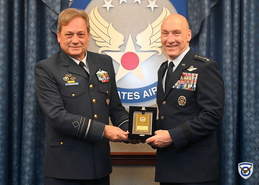 Συνάντηση του Αρχηγού ΓΕΑ με τον Αμερικανό ομόλογό του στο Πεντάγωνο (φωτο)