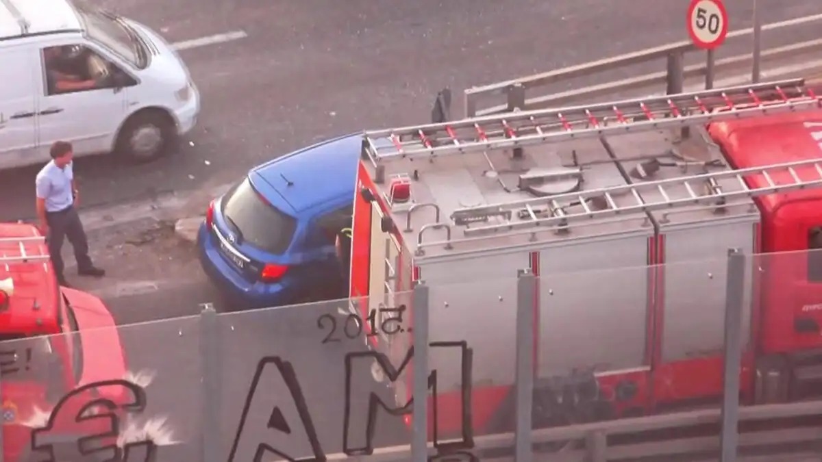 Σοβαρό τροχαίο στη Λεωφόρο Κηφισού: Αυτοκίνητο «καρφώθηκε» στο διαχωριστικό – Στο νοσοκομείο ο οδηγός του ΙΧ (φωτο)