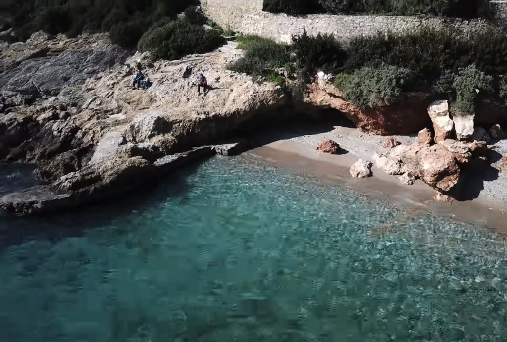 Τρεις παραλίες κοντά στην Αθήνα που είναι ιδανικές για τα πρώτα μπάνια (βίντεο)