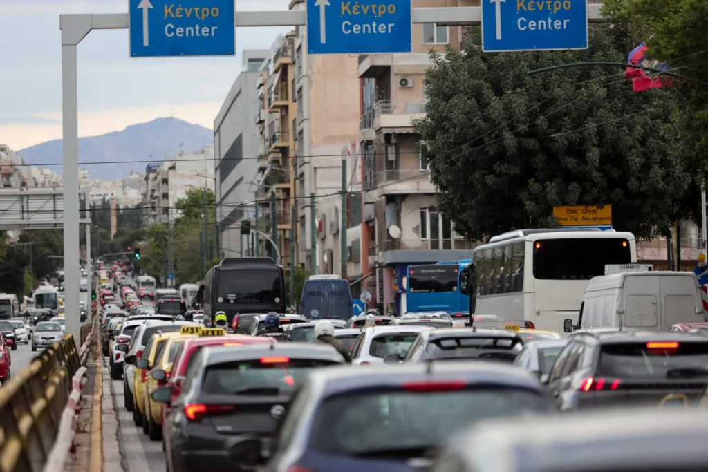 Αυτοκίνητο έπεσε πάνω σε ποδηλάτες στη Λεωφόρο Ποσειδώνος – Τουλάχιστον πέντε τραυματίες