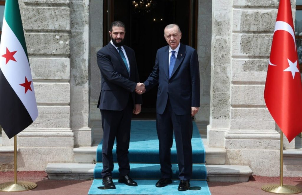 Ανεπίσημη συνάντηση του Ρ.Τ.Ερντογάν με τον Αχμέντ αλ Σάρα στο ανάκτορο του Ντολμάμπαχτσε (φωτο)