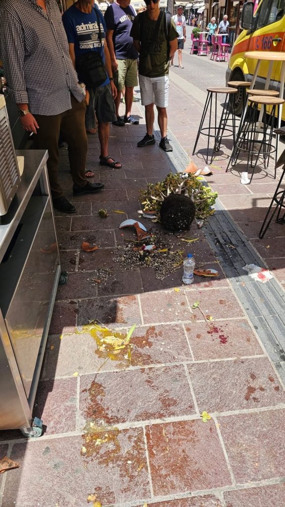 Χανιά: Τουρίστρια τραυματίστηκε από πήλινη γλάστρα που έπεσε πάνω της – Μεταφέρθηκε στο νοσοκομείο