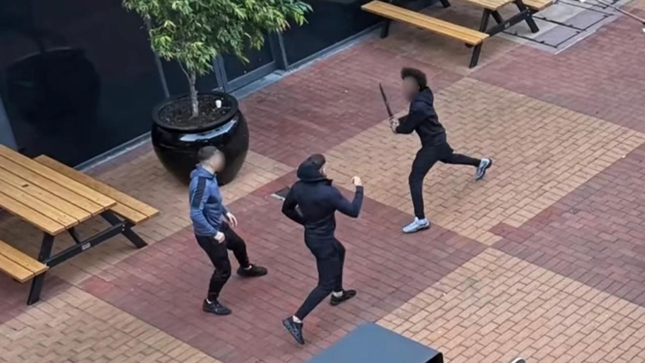 Aυστραλία: Αιματηρή συμπλοκή συμμοριών με μαχαίρια και ματσέτες σε εμπορικό κέντρο – Τραυματίστηκε ένας 20χρονος